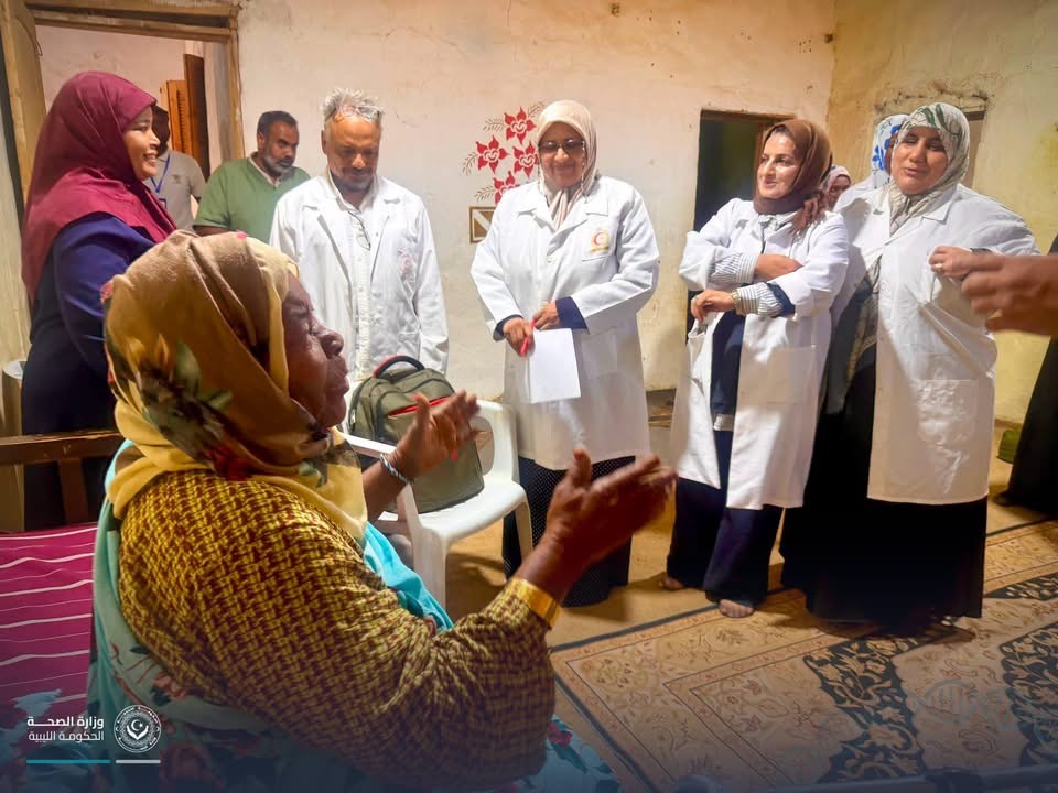 برنامج الزائر الصحي يصل إلى منازل المواطنين في القطرون لتقديم الرعاية الصحية الأولية