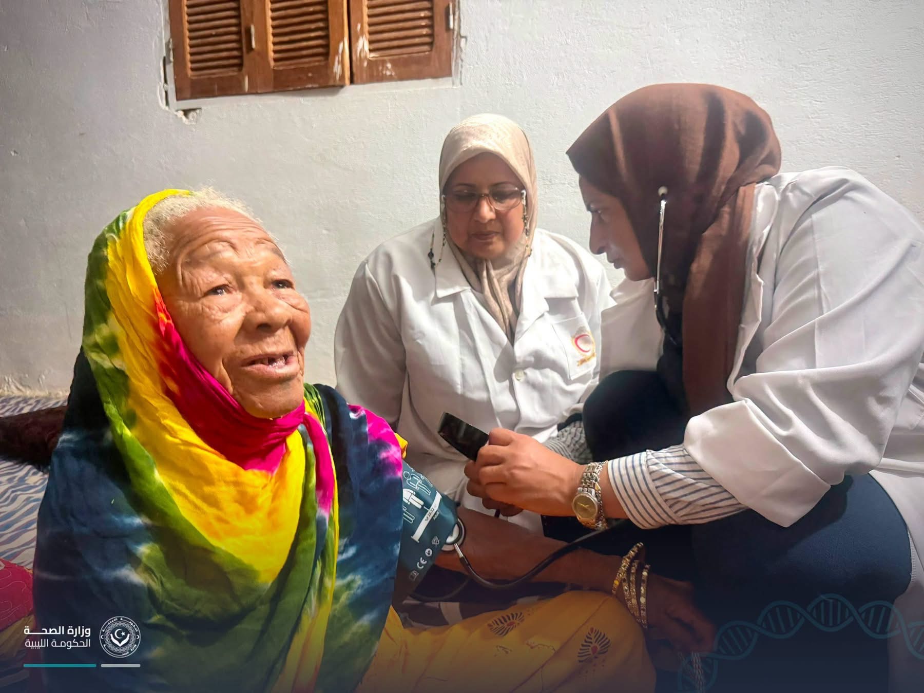 برنامج الزائر الصحي يصل إلى منازل المواطنين في القطرون لتقديم الرعاية الصحية الأولية