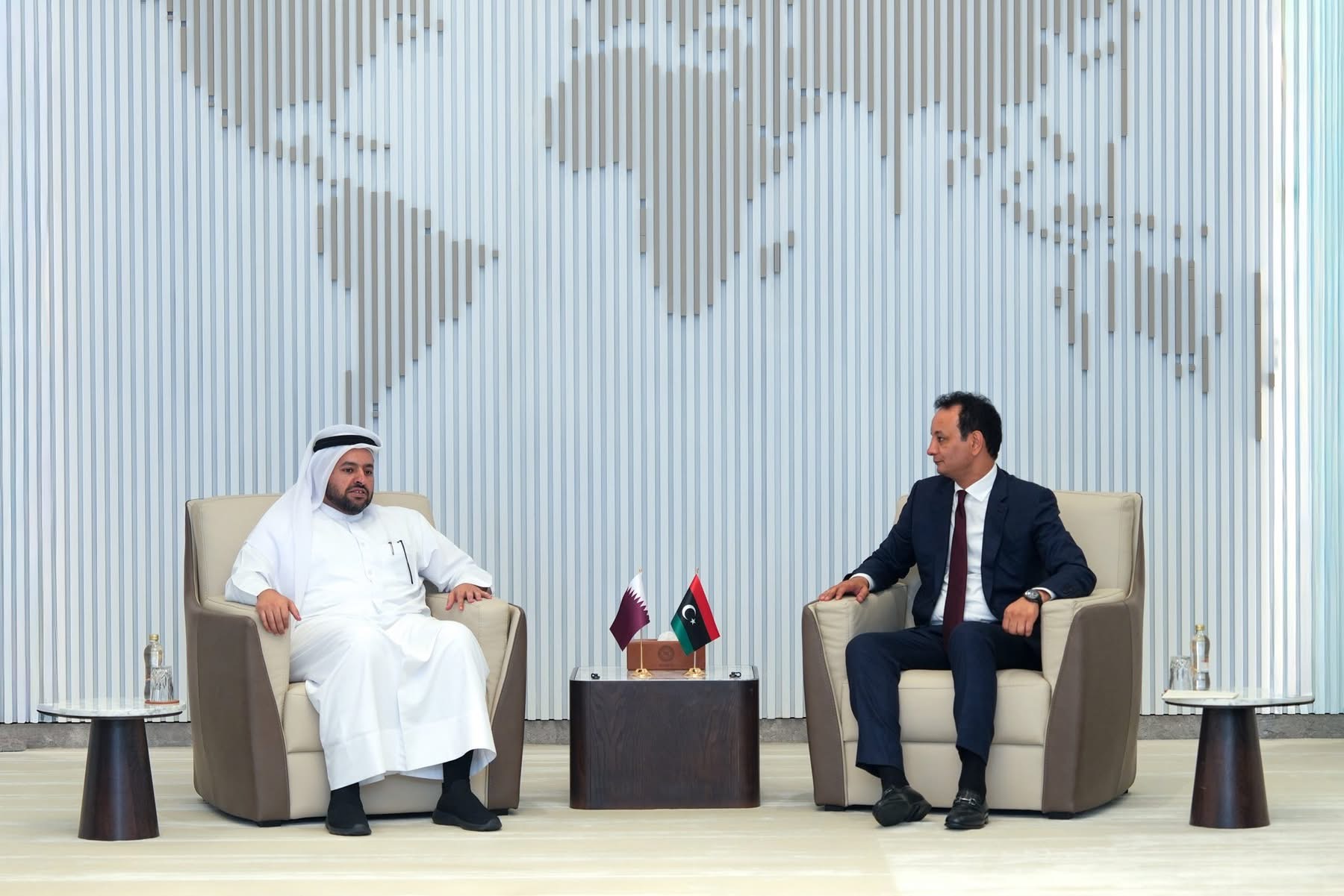 مدير عام صندوق التنمية وإعادة إعمار ليبيا بالقاسم حفتر يستقبل وزير الدولة للشؤون الخارجية القطري في بنغازي