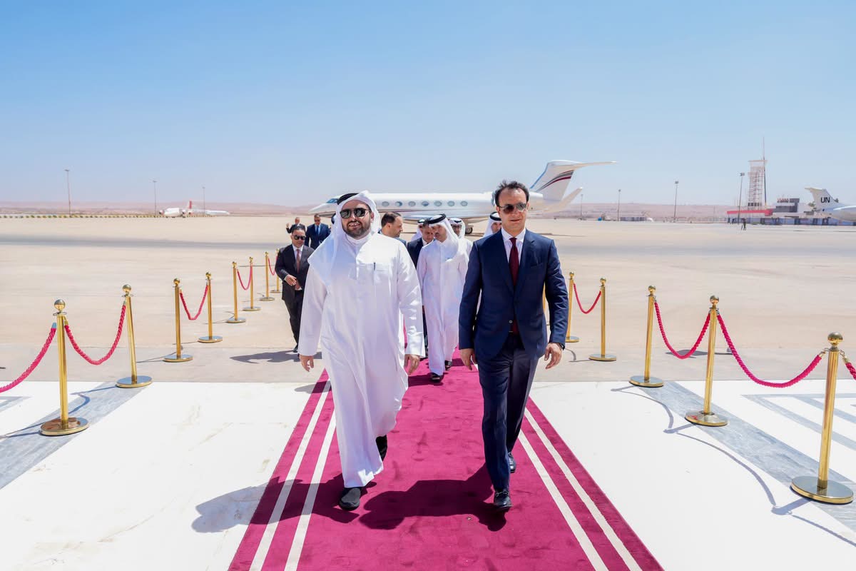 مدير عام صندوق التنمية وإعادة إعمار ليبيا بالقاسم حفتر يستقبل وزير الدولة للشؤون الخارجية القطري في بنغازي