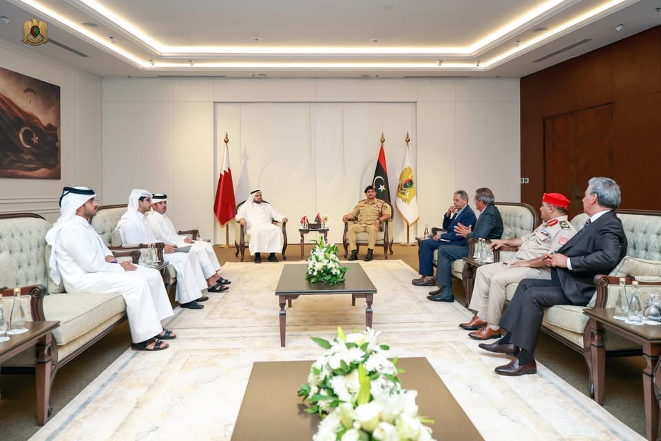 القائد العام للقوات المسلحة المكلّف الفريق أول ركن صدام حفتر  يستقبل وزير الدولة القطري ويبحثان تعزيز التعاون بين البلدين