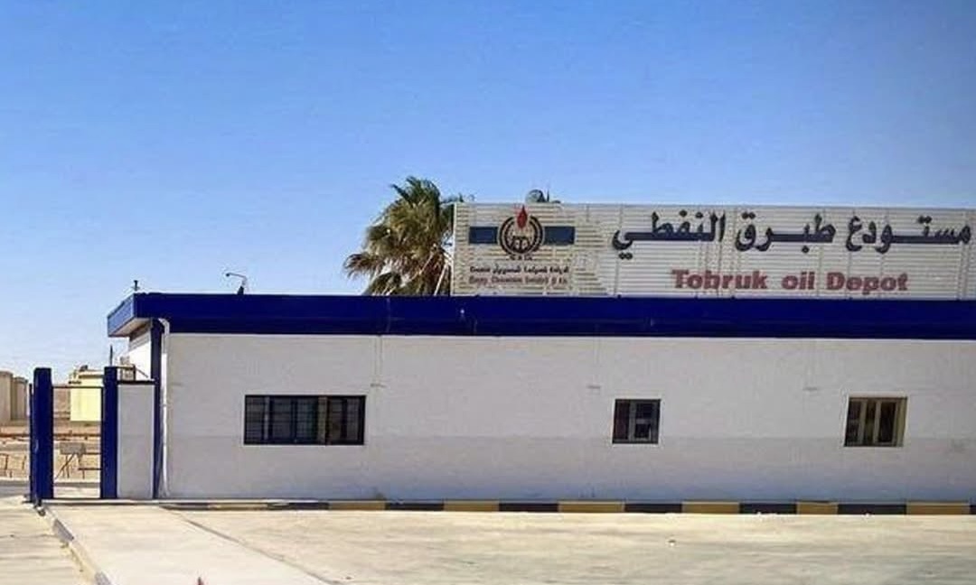 مستودع طبرق ينفذ تشغيلًا استثنائيًا لتزويد محطات الوقود بمدينة درنة