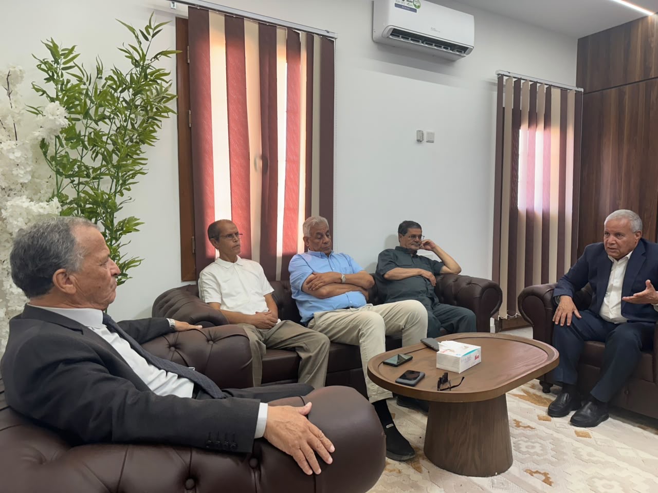 النائب  مفتاح الشاعري يزور مقر المنطقة الحرة طبرق ويلتقي رئيس مجلس إدارتها