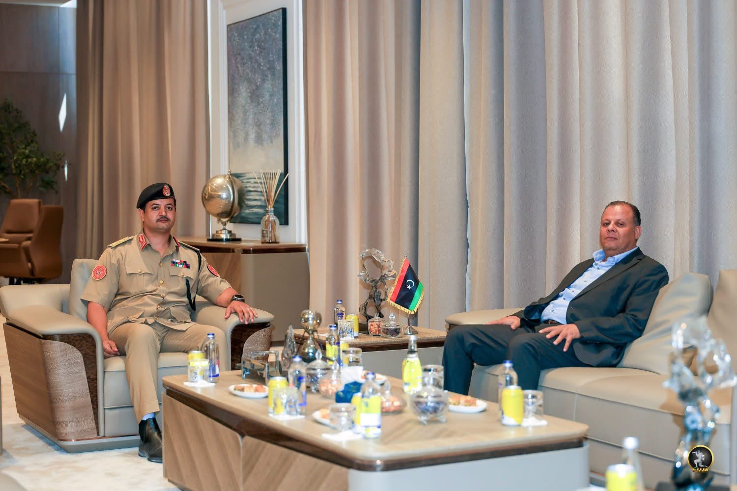 رئيس الأركان العامة للقوات  المسلحة الفريق أول ركن خالد حفتر يبحث مع النائب طلال الميهوب المستجدات العسكرية والأمنية