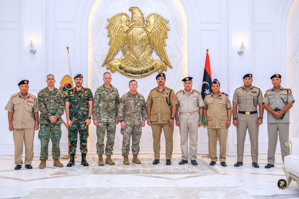 رئيس الأركان العامة للقوات المسلحة الفريق أول ركن خالد حفتر يبحث مع قائد «SOCAFRICA» الترتيبات لمناورة «فلينتلوك 2027»