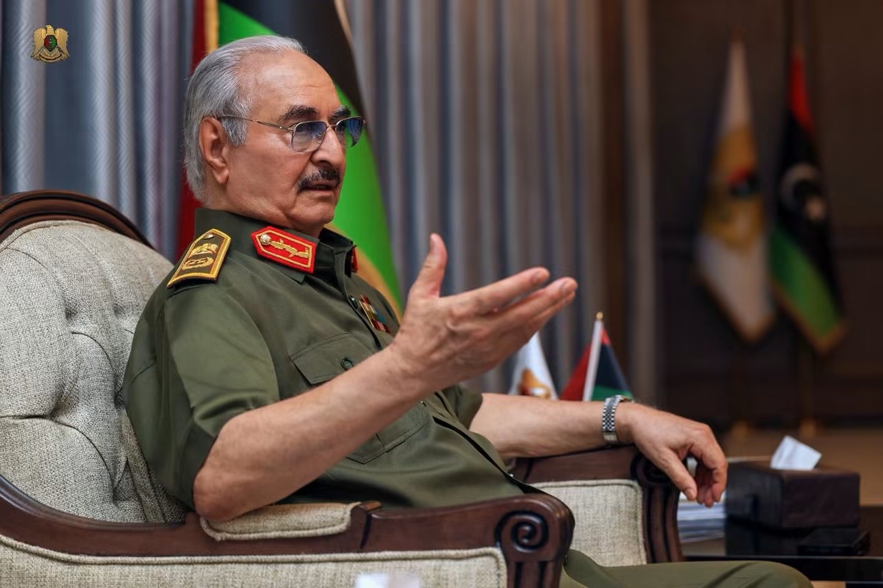 القائد العام للقوات المسلحة المشير أركان حرب خليفة أبوالقاسم حفتر يبحث مع رئيس الأركان جاهزية القوات المسلحة وبرامج التدريب