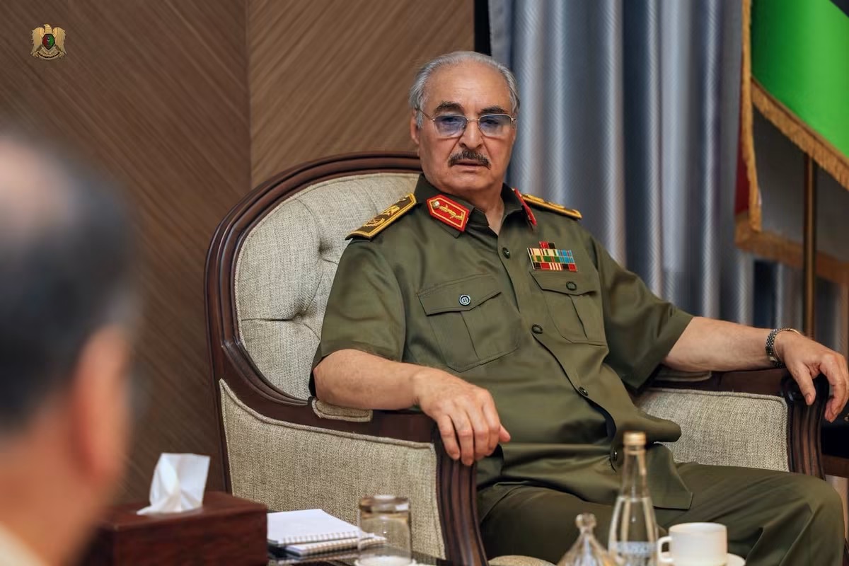 القائد العام للقوات المسلحة المشير أركان حرب خليفة أبوالقاسم حفتر يبحث مع رئيس الأركان جاهزية القوات المسلحة وبرامج التدريب