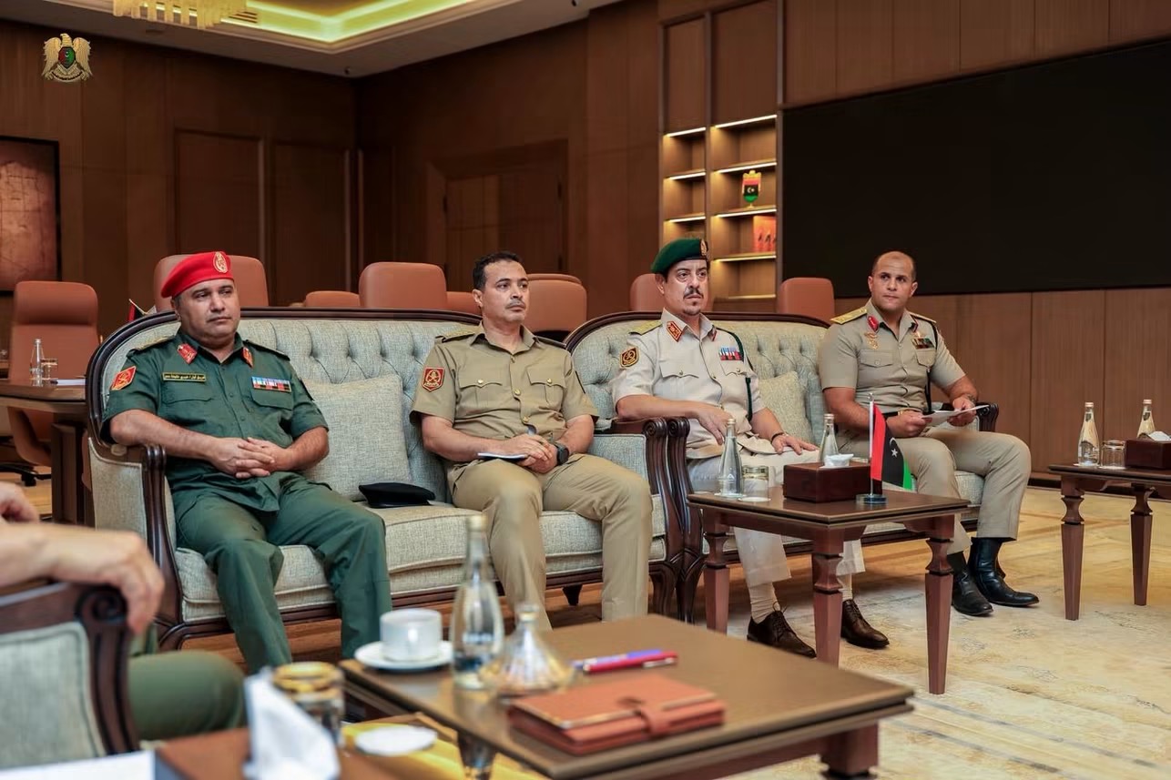 القائد العام للقوات المسلحة المشير أركان حرب خليفة أبوالقاسم حفتر يبحث مع رئيس الأركان جاهزية القوات المسلحة وبرامج التدريب