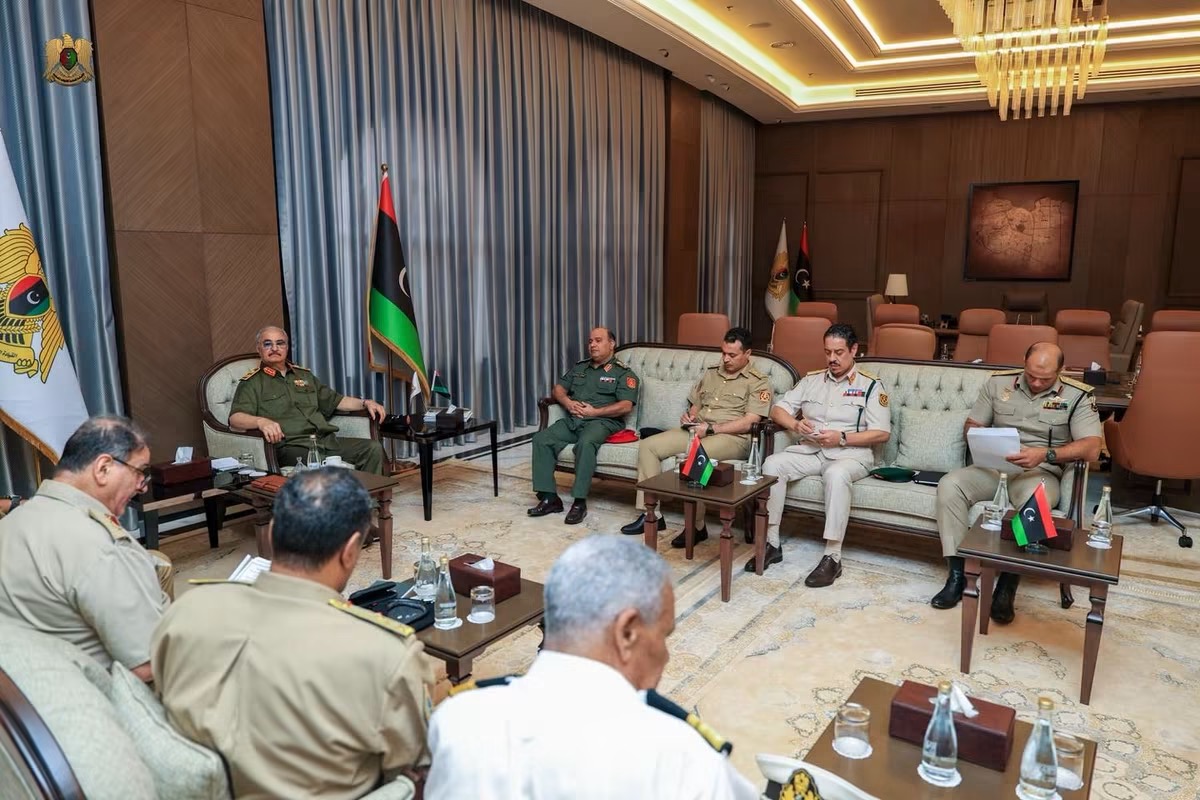 القائد العام للقوات المسلحة المشير أركان حرب خليفة أبوالقاسم حفتر يبحث مع رئيس الأركان جاهزية القوات المسلحة وبرامج التدريب