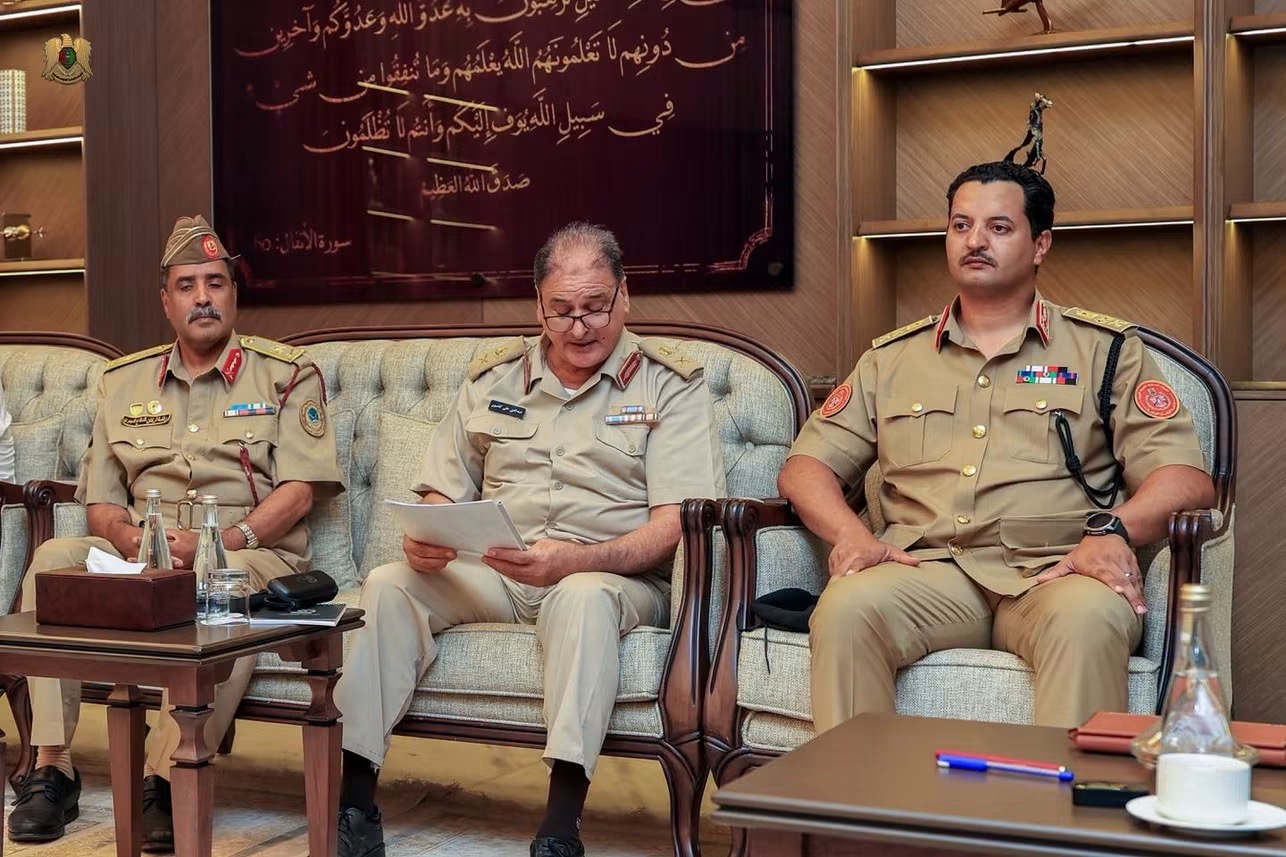 القائد العام للقوات المسلحة المشير أركان حرب خليفة أبوالقاسم حفتر يبحث مع رئيس الأركان جاهزية القوات المسلحة وبرامج التدريب