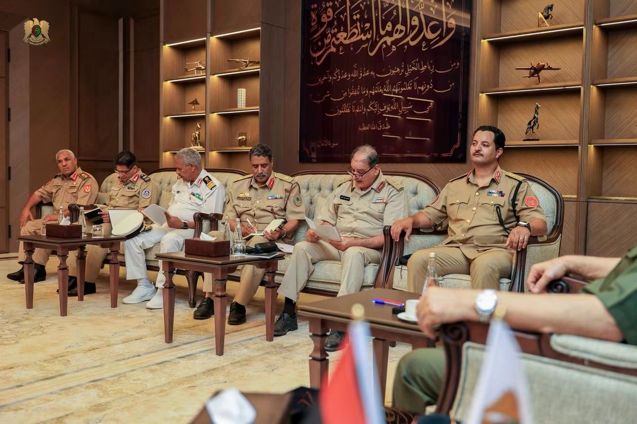 القائد العام للقوات المسلحة المشير أركان حرب خليفة أبوالقاسم حفتر يبحث مع رئيس الأركان جاهزية القوات المسلحة وبرامج التدريب