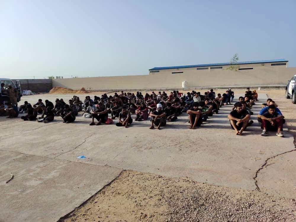 مكافحة الهجرة غير الشرعية بسرت ترحّل 98 مهاجرًا إلى بنغازي