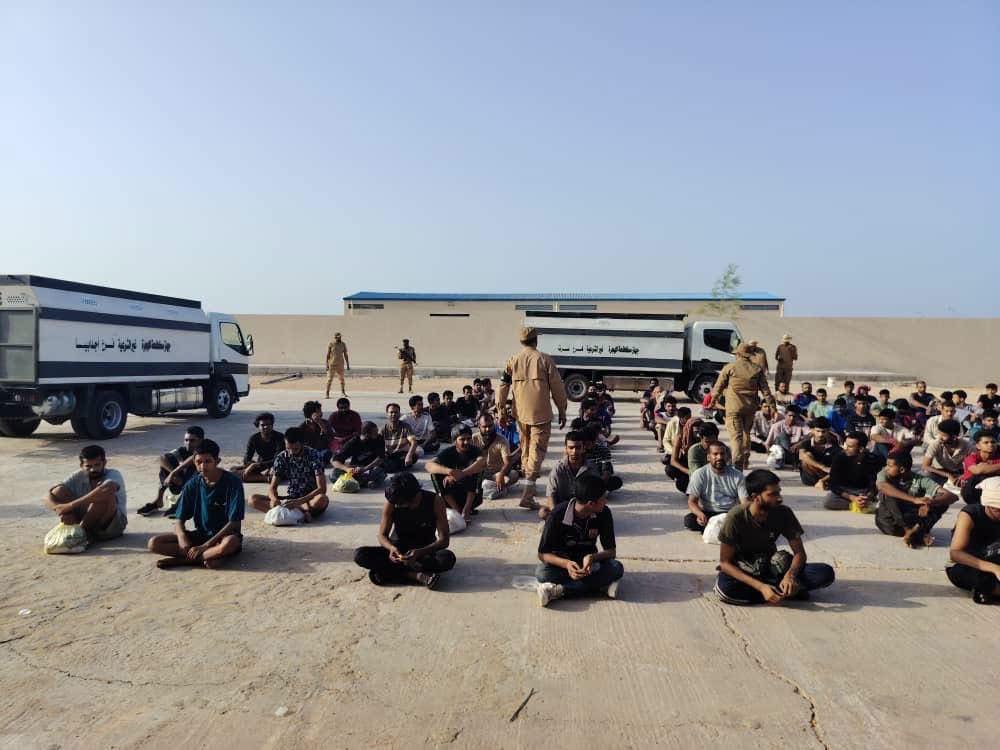 مكافحة الهجرة غير الشرعية بسرت ترحّل 98 مهاجرًا إلى بنغازي