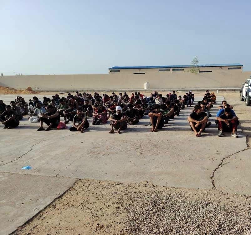 مكافحة الهجرة غير الشرعية بسرت ترحّل 98 مهاجرًا إلى بنغازي