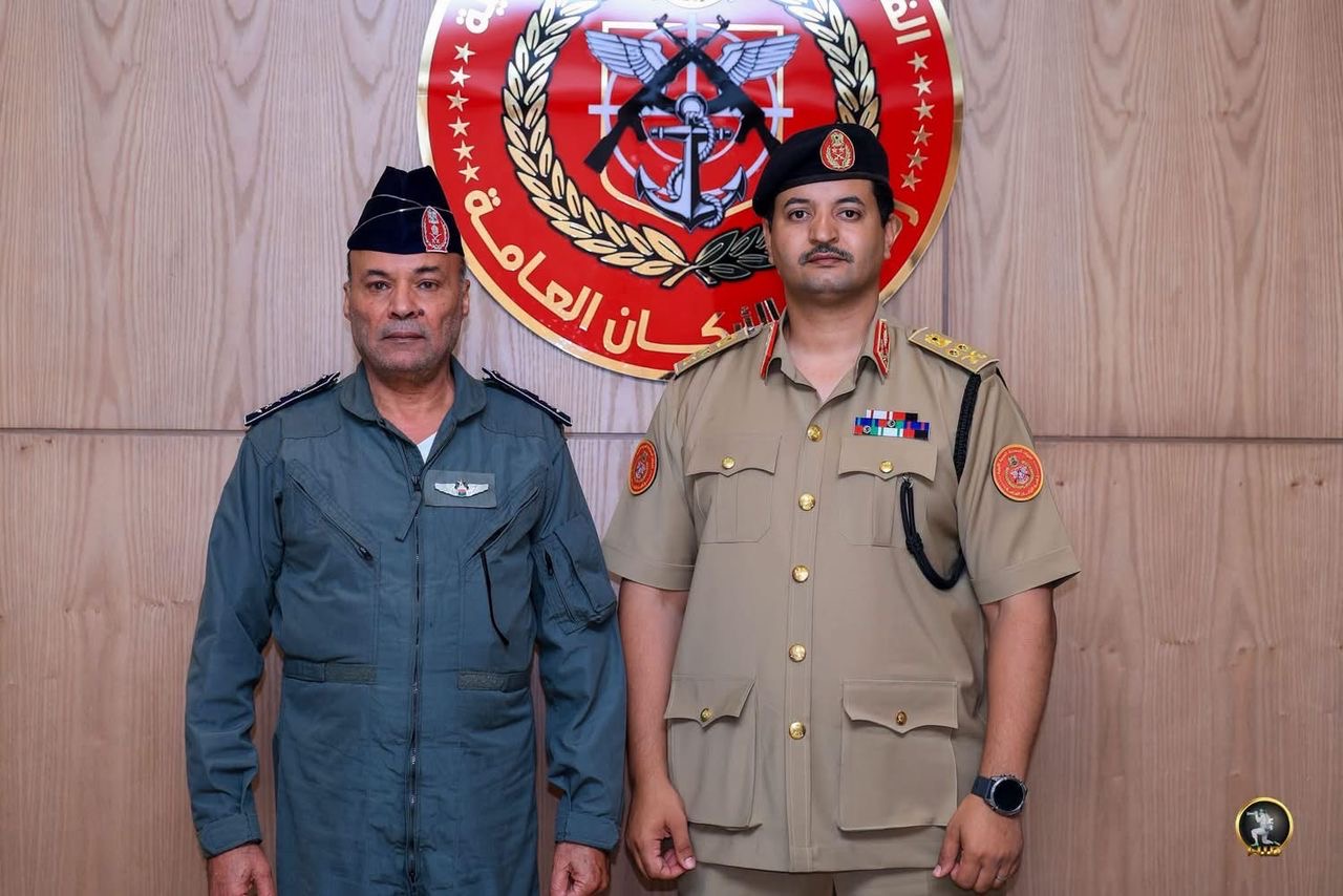 رئيس الأركان العامة للقوات المسلحة العربية الليبية الفريق أول ركن خالد حفتر يستقبل أحد أبطال سلاح الجو عامر الجقم