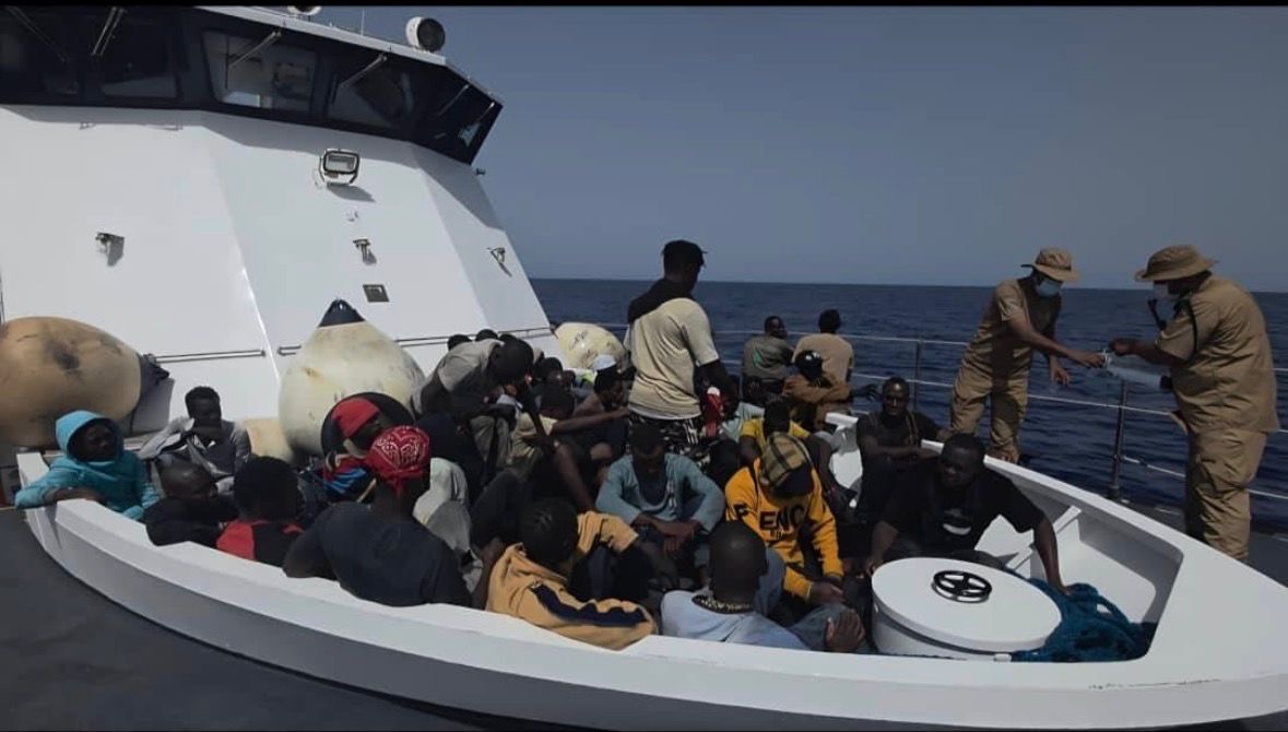 أمن السواحل بالمنطقة الشرقية ينقذ 25 مهاجرًا شمال بنغازي