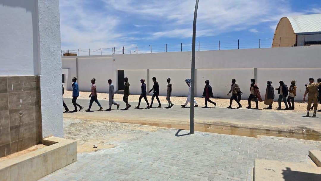 مكافحة الهجرة غير الشرعية ترحّل 50 مهاجرًا سودانيًا مصابين بأمراض معدية إلى الكفرة تمهيدًا لإبعادهم