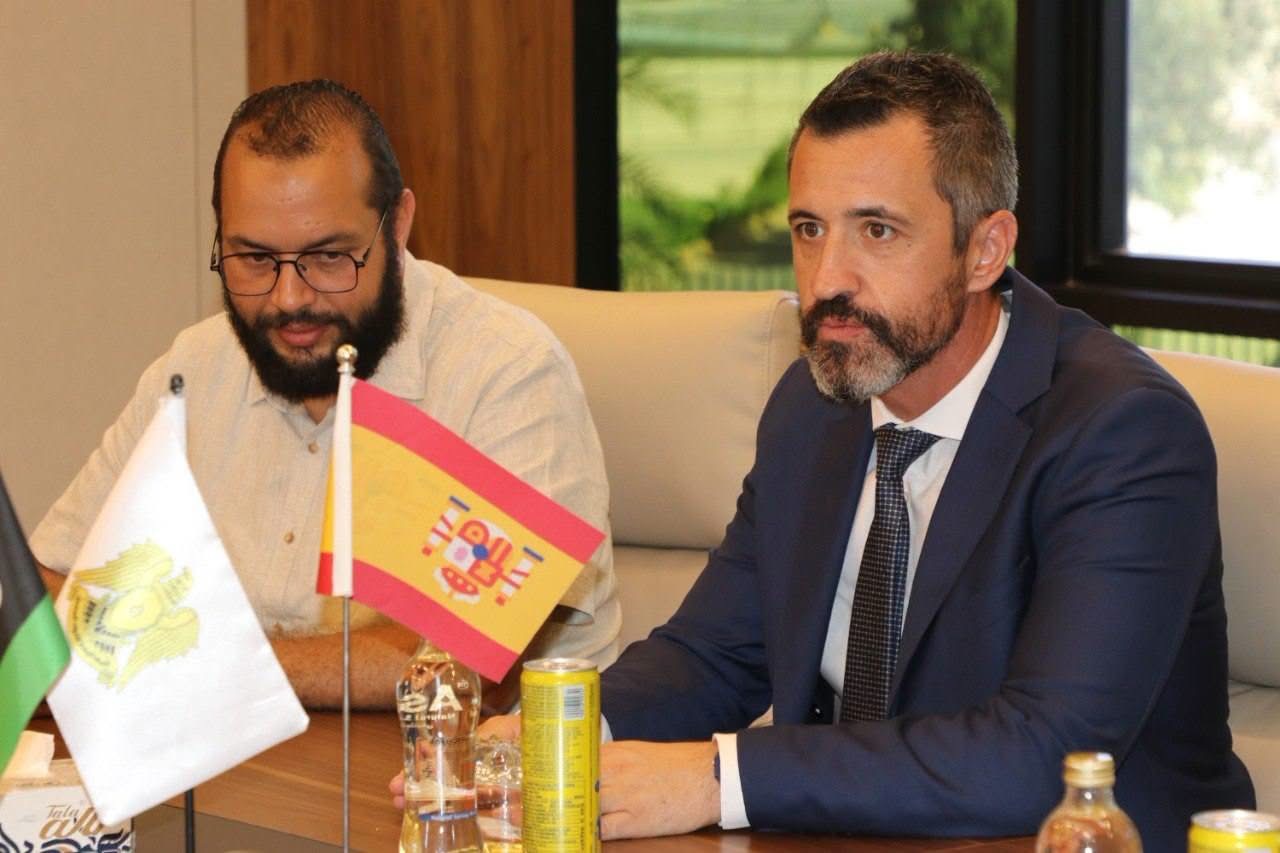 الأمين العام للقيادة العامة يستقبل الملحق العسكري الإسباني لدى ليبيا
