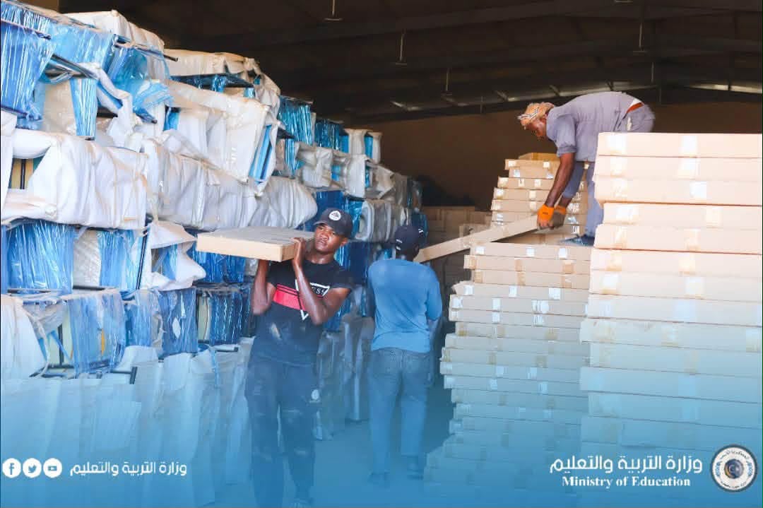 وزارة التربية والتعليم تشرع في توزيع المستلزمات المدرسية استعداداً للعام الجديد 