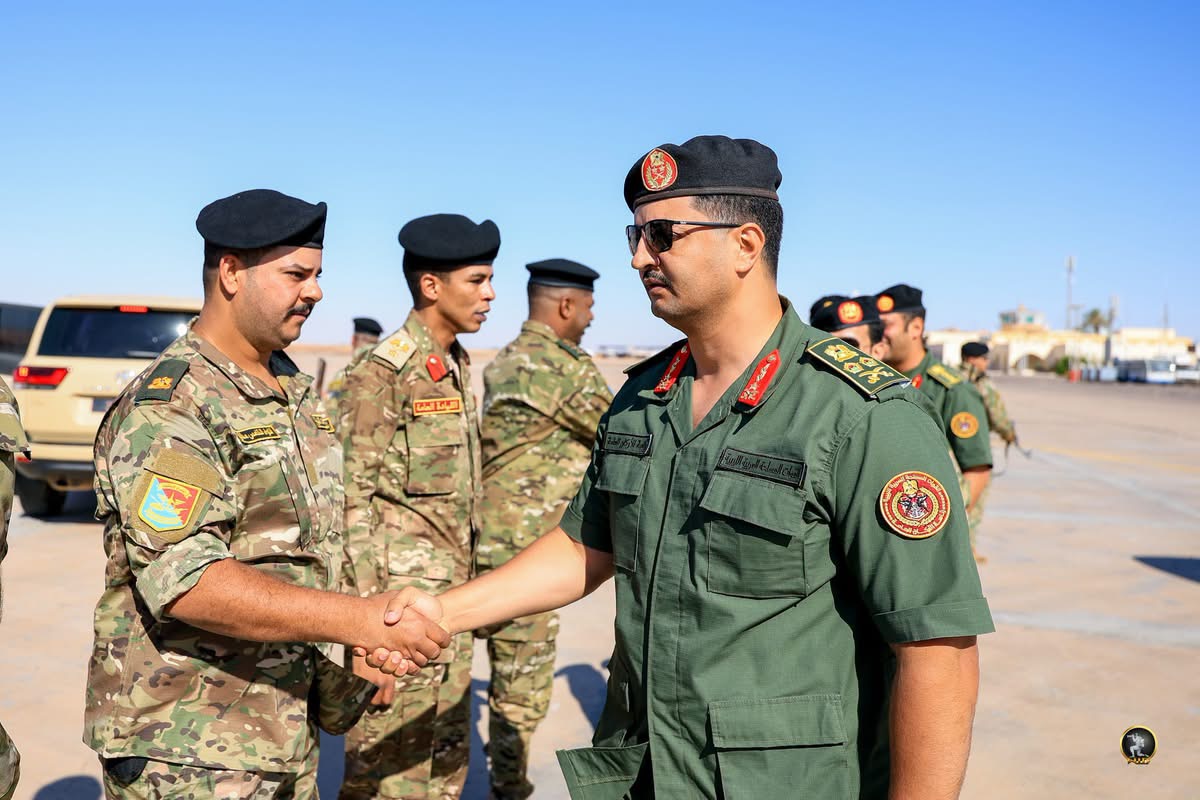 رئيس الأركان العامة للقوات المسلحة الفريق أول ركن خالد حفتر يتفقد المناطق الحدودية الجنوبية