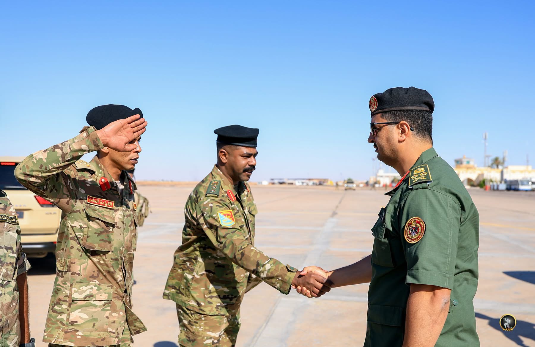 رئيس الأركان العامة للقوات المسلحة الفريق أول ركن خالد حفتر يتفقد المناطق الحدودية الجنوبية