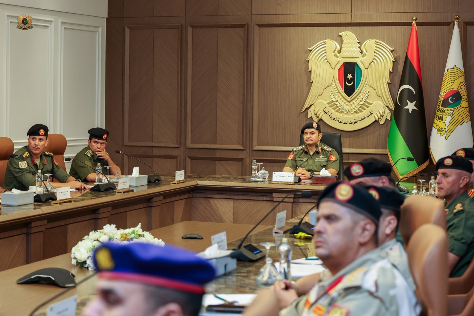 نائب القائد العام للقوات المسلحة الفريق أول ركن صدام حفتر يجتمع مع آمر اللواء طارق بن زياد