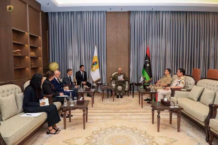 القائد العام للقوات المسلحة المشير خليفة حفتر يلتقي السفير الفرنسي لدى ليبي