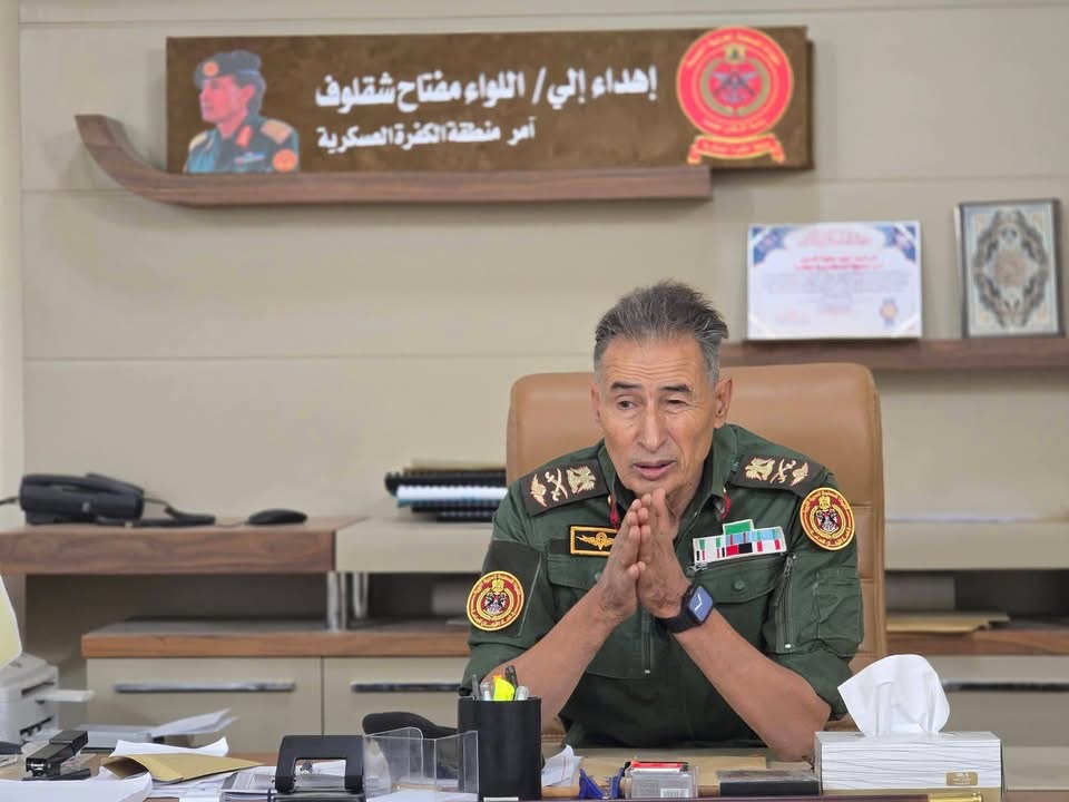 آمر منطقة الكفرة العسكرية يبحث مع الأجهزة الأمنية والبلدية تعزيز الاستقرار بالمدينة