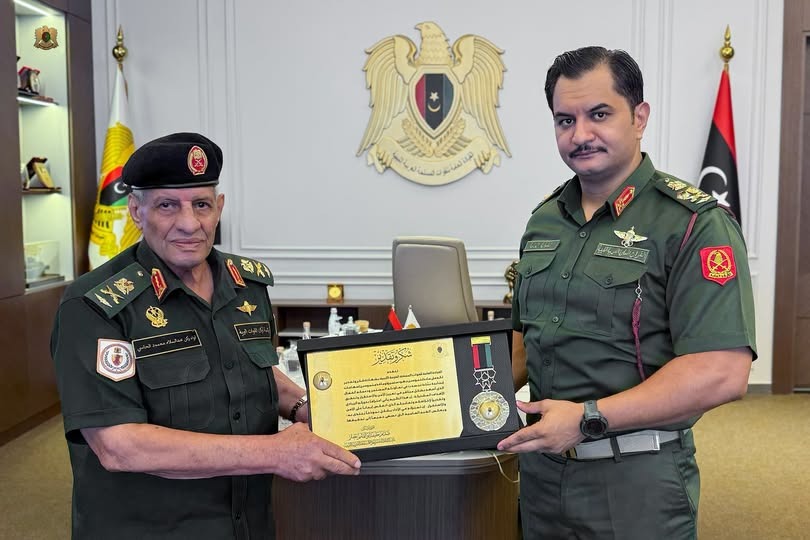 نائب القائد العام للقوات المسلحة الفريق أول ركن صدام حفتر يكرّم اللواء عبد السلام الحاسي
