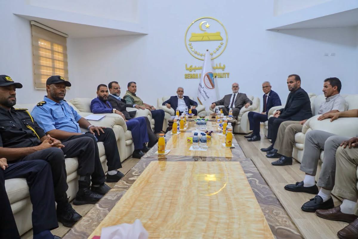 وزير الحكم المحلي يعقد اجتماعًا موسعًا بسبها لبحث الملفات الخدمية ببلديات الجنوب