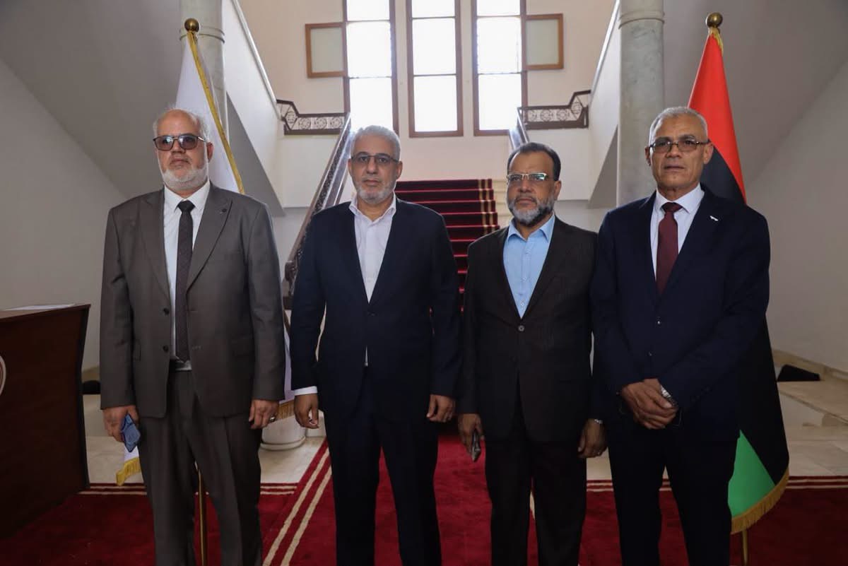 وزير الحكم المحلي يعقد اجتماعًا موسعًا بسبها لبحث الملفات الخدمية ببلديات الجنوب