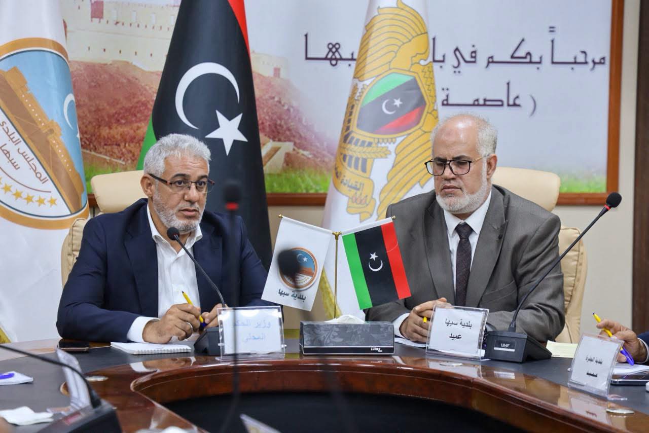 وزير الحكم المحلي يعقد اجتماعًا موسعًا بسبها لبحث الملفات الخدمية ببلديات الجنوب
