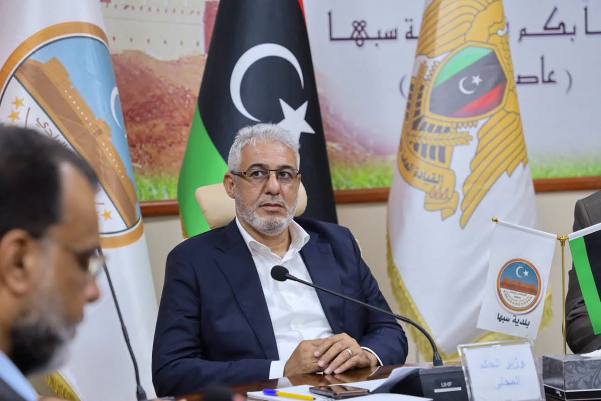 وزير الحكم المحلي يعقد اجتماعًا موسعًا بسبها لبحث الملفات الخدمية ببلديات الجنوب