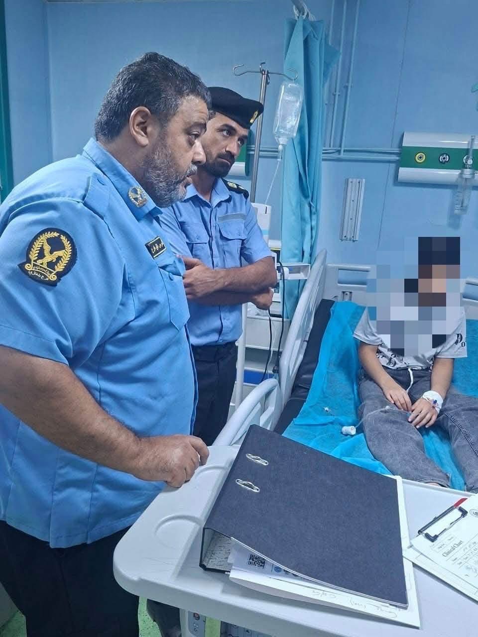 الحرس البلدي في بنغازي يغلق مطعمًا ويضبط العاملين بعد بلاغات عن حالات تسمم