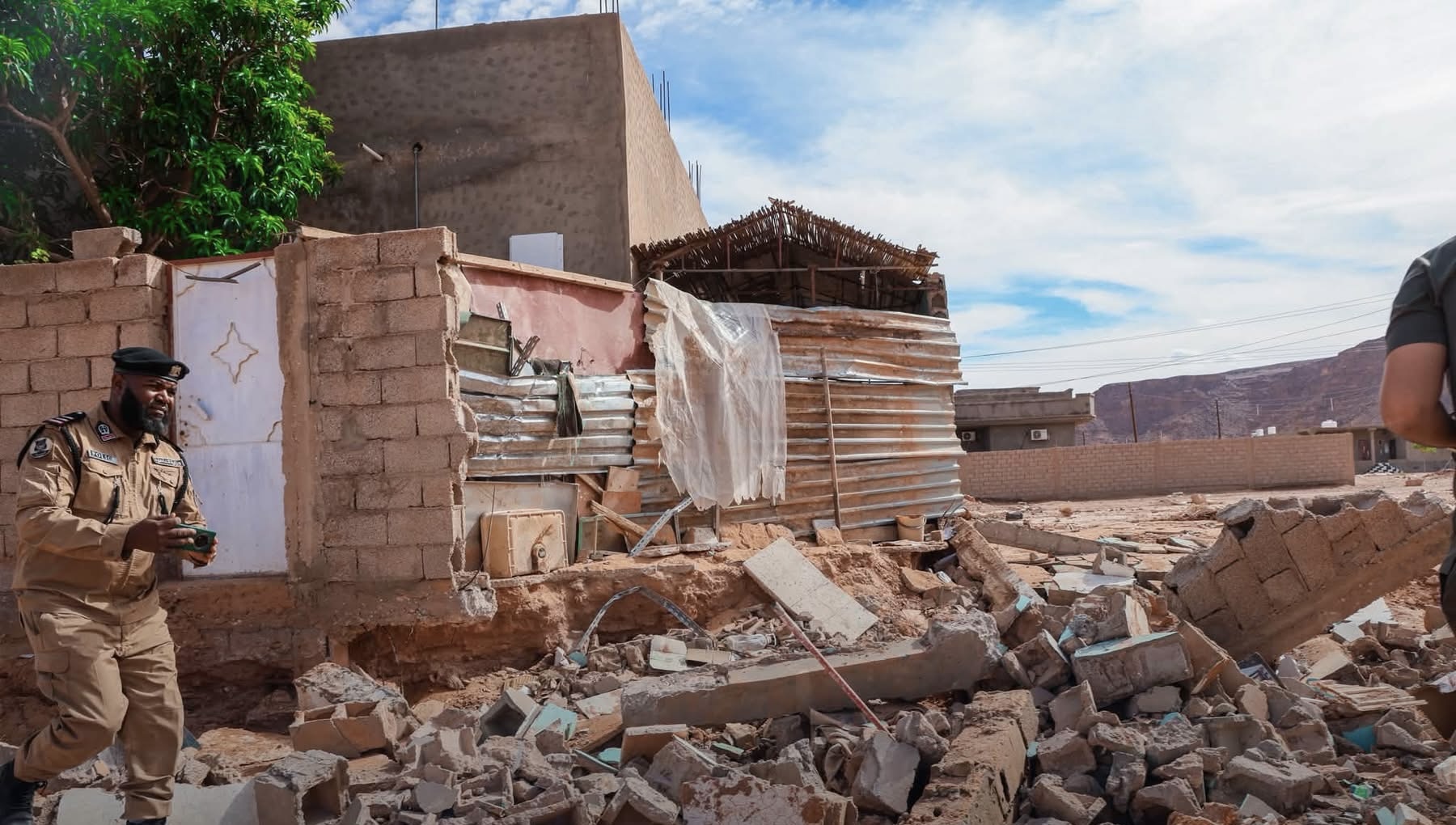 لجنة أزمة المنطقة الجنوبية تبدأ حصر أضرار السيول في وادي الحياة
