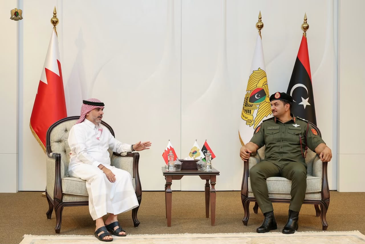 نائب القائد العام للقوات المسلحة الفريق اول ركن صدام حفتر يستقبل وفدًا رفيع المستوى من البحرين في بنغازي