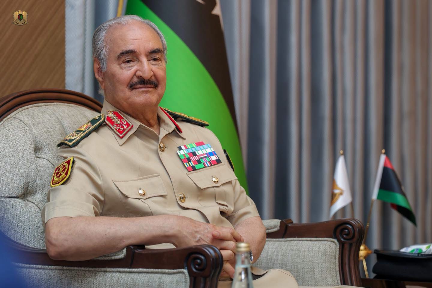 القائد العام للقوات المسلحة المشير أركان حرب خليفة أبوالقاسم حفتر يبحث مع السفير اليوناني تعزيز العلاقات والتعاون المشترك