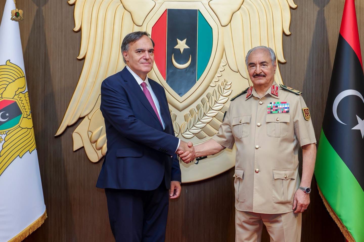 القائد العام للقوات المسلحة المشير أركان حرب خليفة أبوالقاسم حفتر يبحث مع السفير اليوناني تعزيز العلاقات والتعاون المشترك