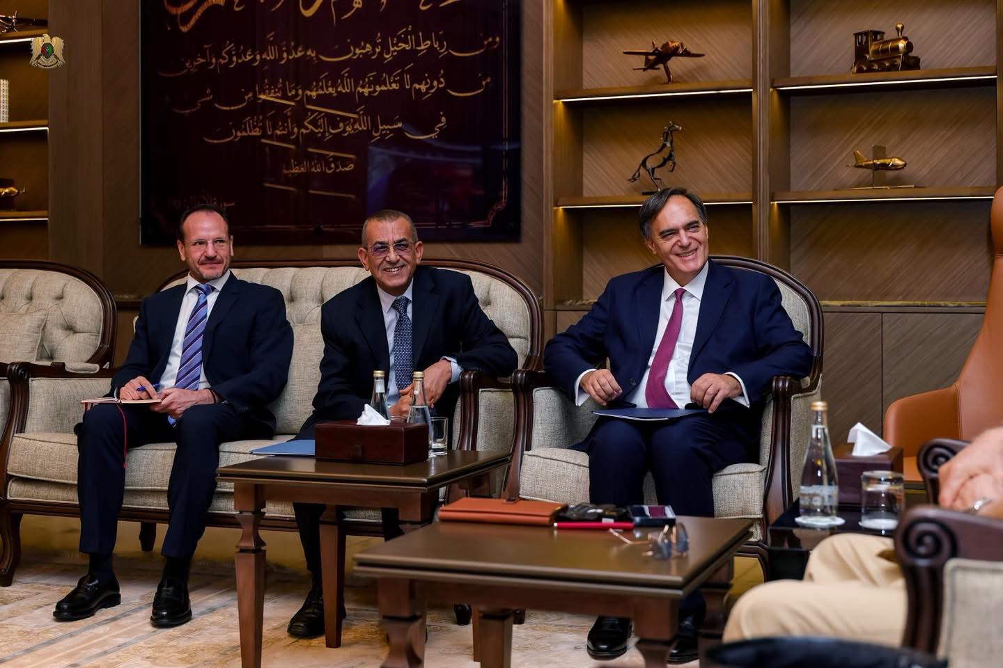 القائد العام للقوات المسلحة المشير أركان حرب خليفة أبوالقاسم حفتر يبحث مع السفير اليوناني تعزيز العلاقات والتعاون المشترك
