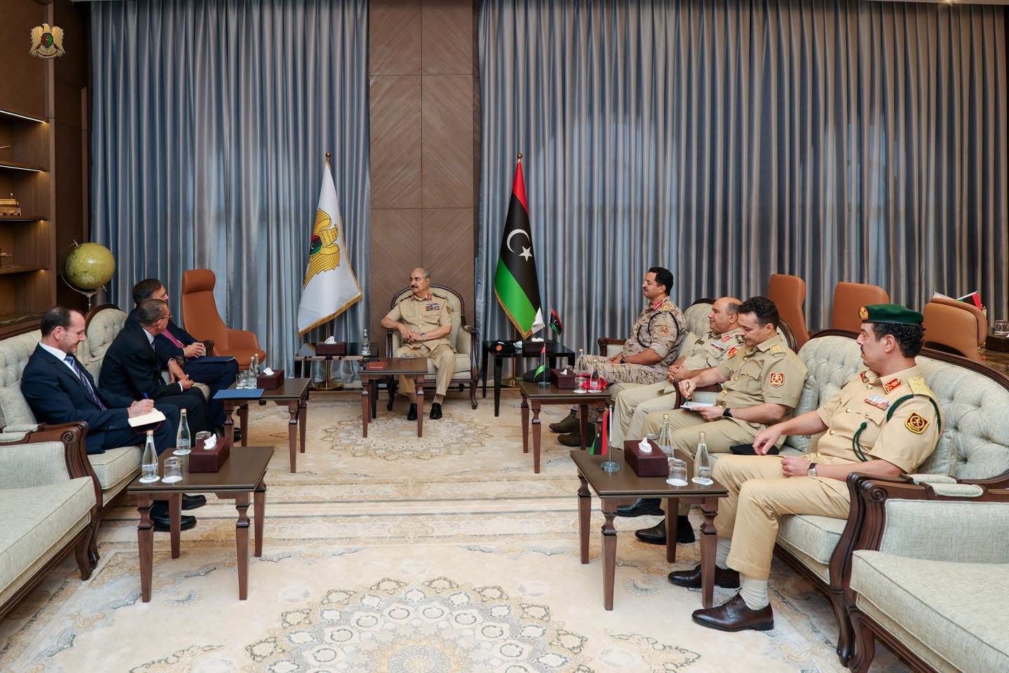القائد العام للقوات المسلحة المشير أركان حرب خليفة أبوالقاسم حفتر يبحث مع السفير اليوناني تعزيز العلاقات والتعاون المشترك