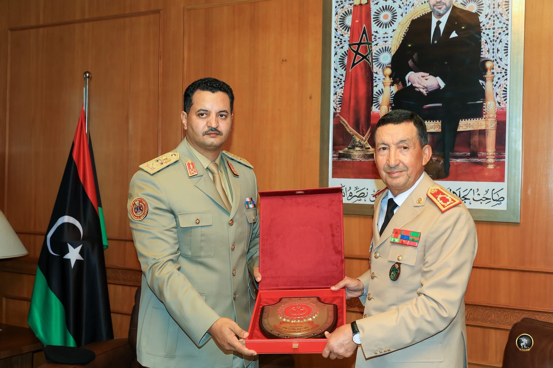 رئيس الأركان العامة للقوات المسلحة الفريق أول ركن خالد حفتر يلتقي المفتش العام للقوات المسلحة الملكية المغربية