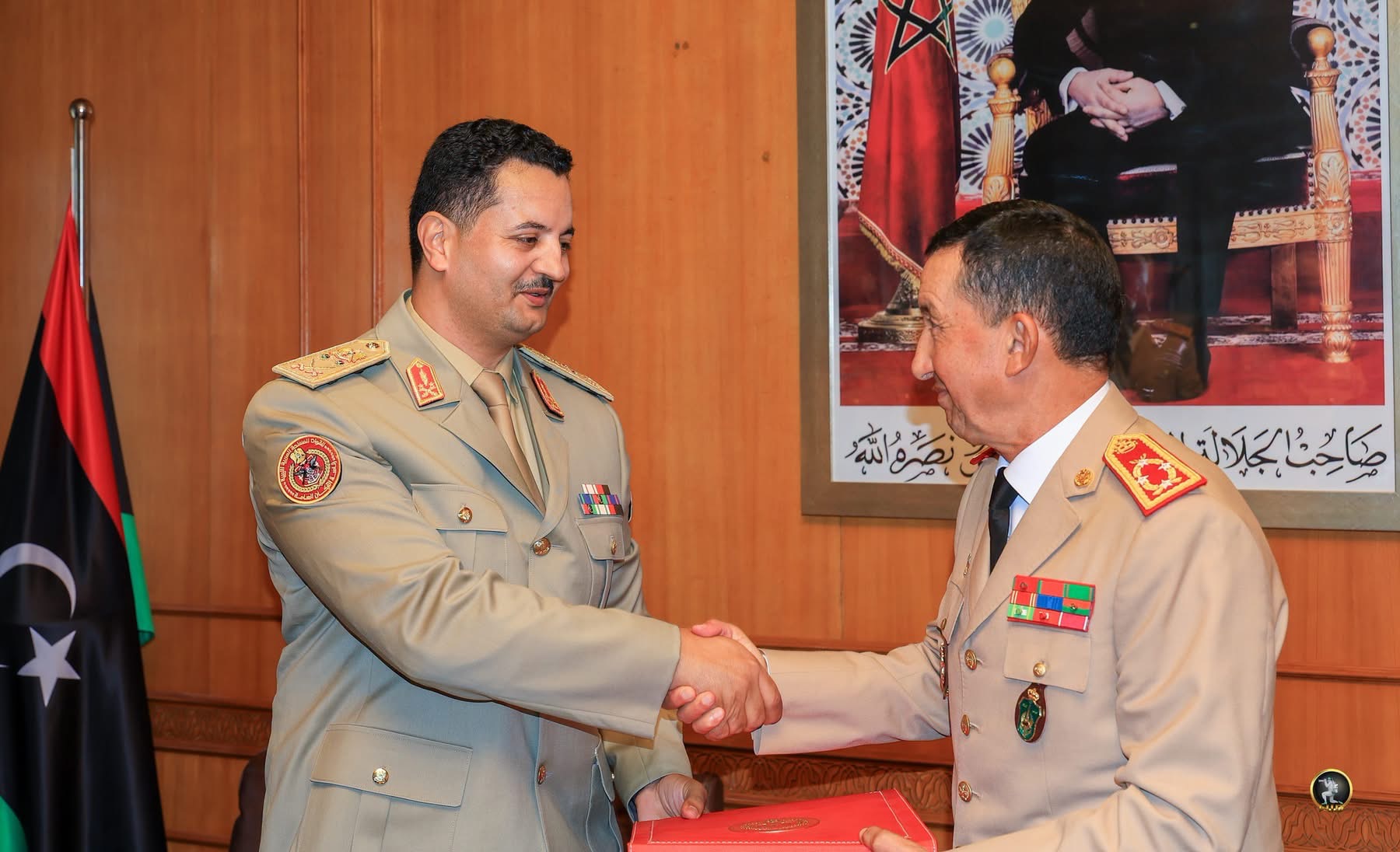 رئيس الأركان العامة للقوات المسلحة الفريق أول ركن خالد حفتر يلتقي المفتش العام للقوات المسلحة الملكية المغربية