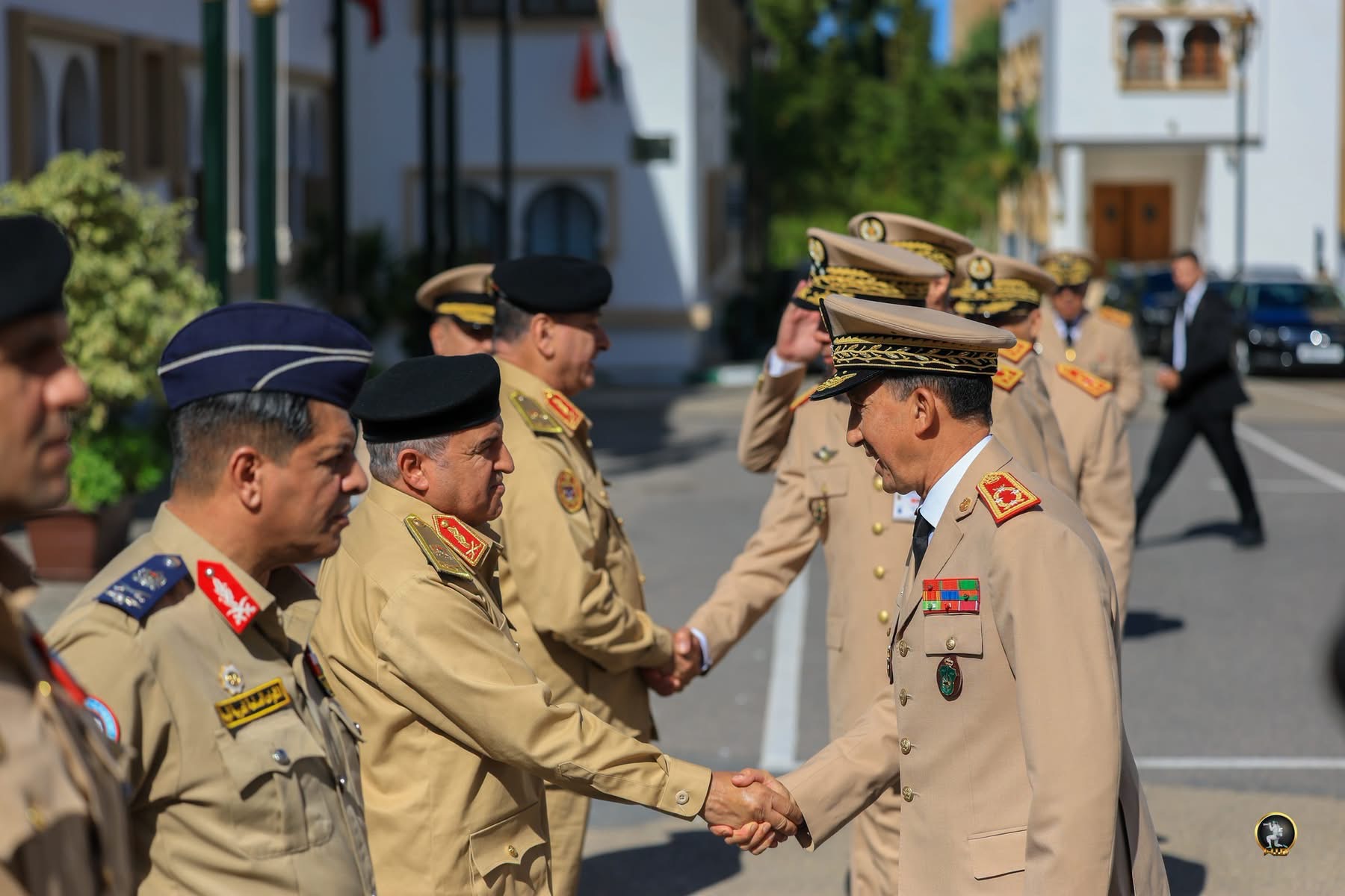 رئيس الأركان العامة للقوات المسلحة الفريق أول ركن خالد حفتر يلتقي المفتش العام للقوات المسلحة الملكية المغربية