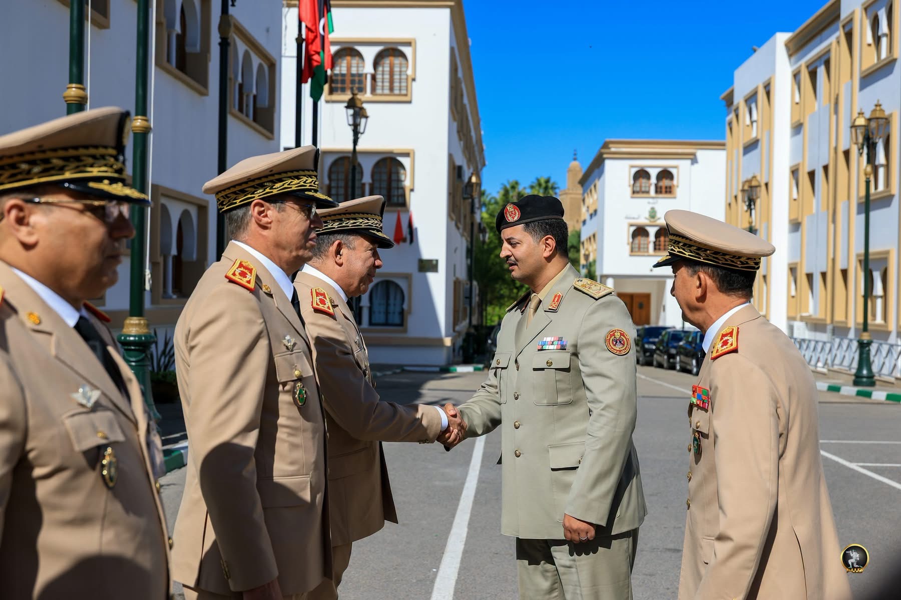 رئيس الأركان العامة للقوات المسلحة الفريق أول ركن خالد حفتر يلتقي المفتش العام للقوات المسلحة الملكية المغربية