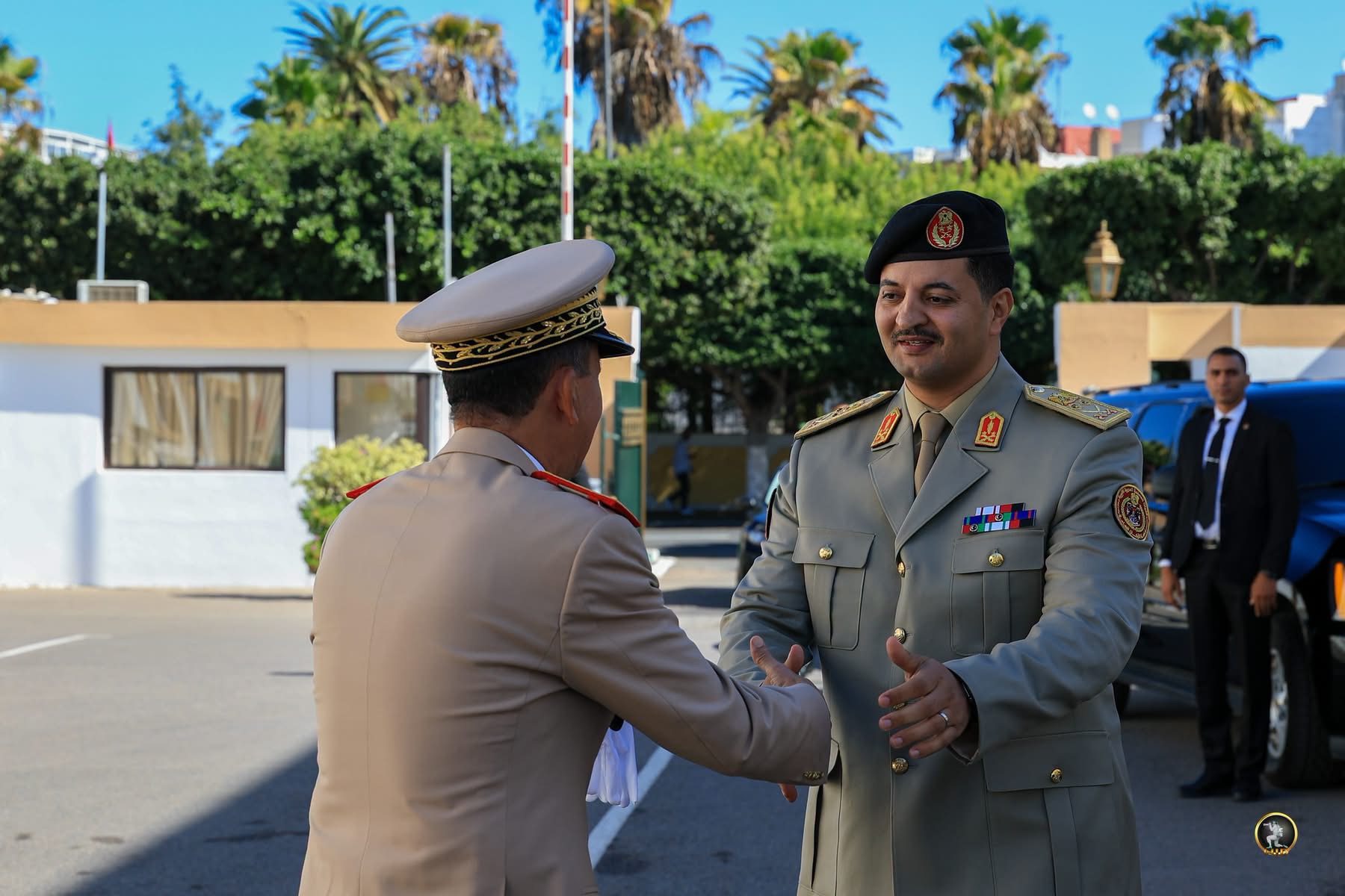 رئيس الأركان العامة للقوات المسلحة الفريق أول ركن خالد حفتر يلتقي المفتش العام للقوات المسلحة الملكية المغربية