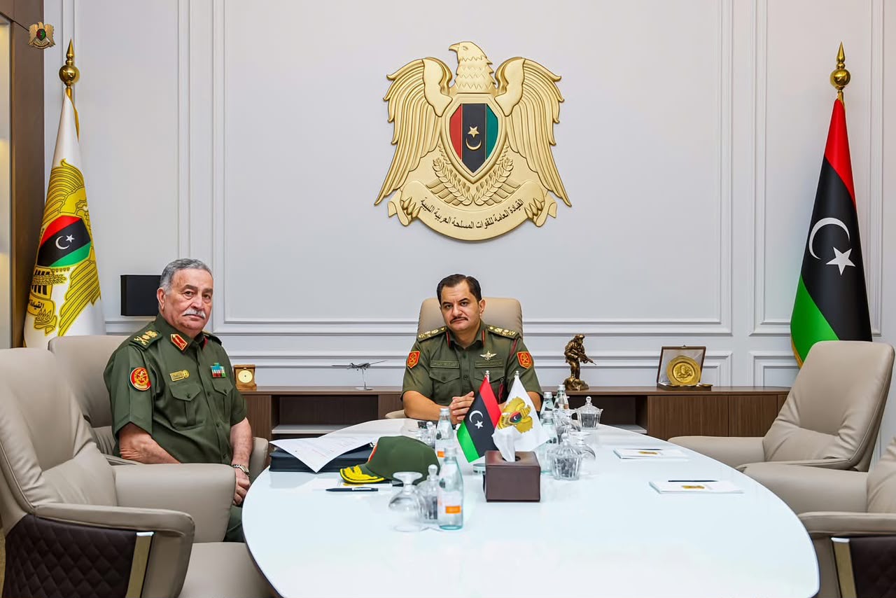 نائب القائد العام للقوات المسلحة الفريق أول ركن صدام حفتر يبحث مع مدير إدارة الاستخبارات العسكرية سير العمل وتطوير الأداء