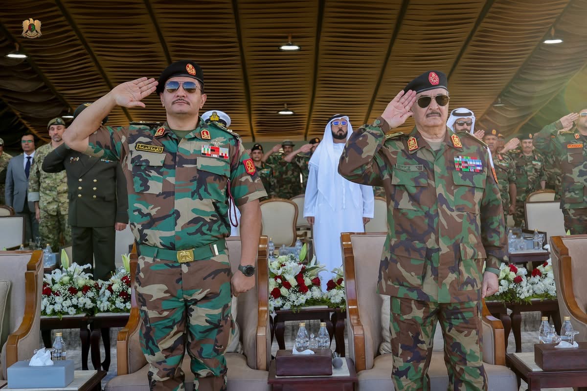 القائد العام للقوات المسلحة المشير اركان حرب خليفة حفتر ونائبه الفريق أول ركن صدام حفتر يشهدان عرضًا عسكريًا للقوات الخاصة ببنغازي إحياءً للذكرى الثانية عشرة لدخول القوات المسلحة المدينة