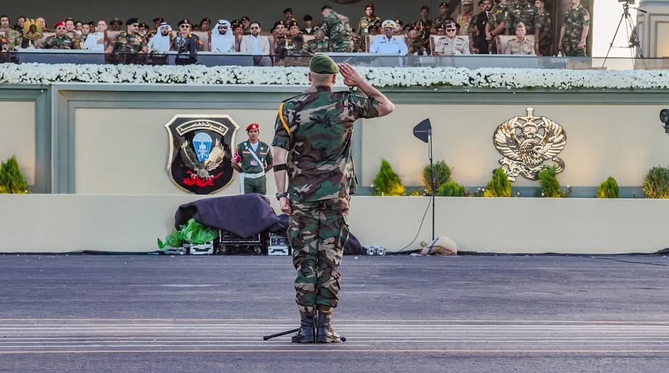 القائد العام للقوات المسلحة المشير اركان حرب خليفة حفتر ونائبه الفريق أول ركن صدام حفتر يشهدان عرضًا عسكريًا للقوات الخاصة ببنغازي إحياءً للذكرى الثانية عشرة لدخول القوات المسلحة المدينة