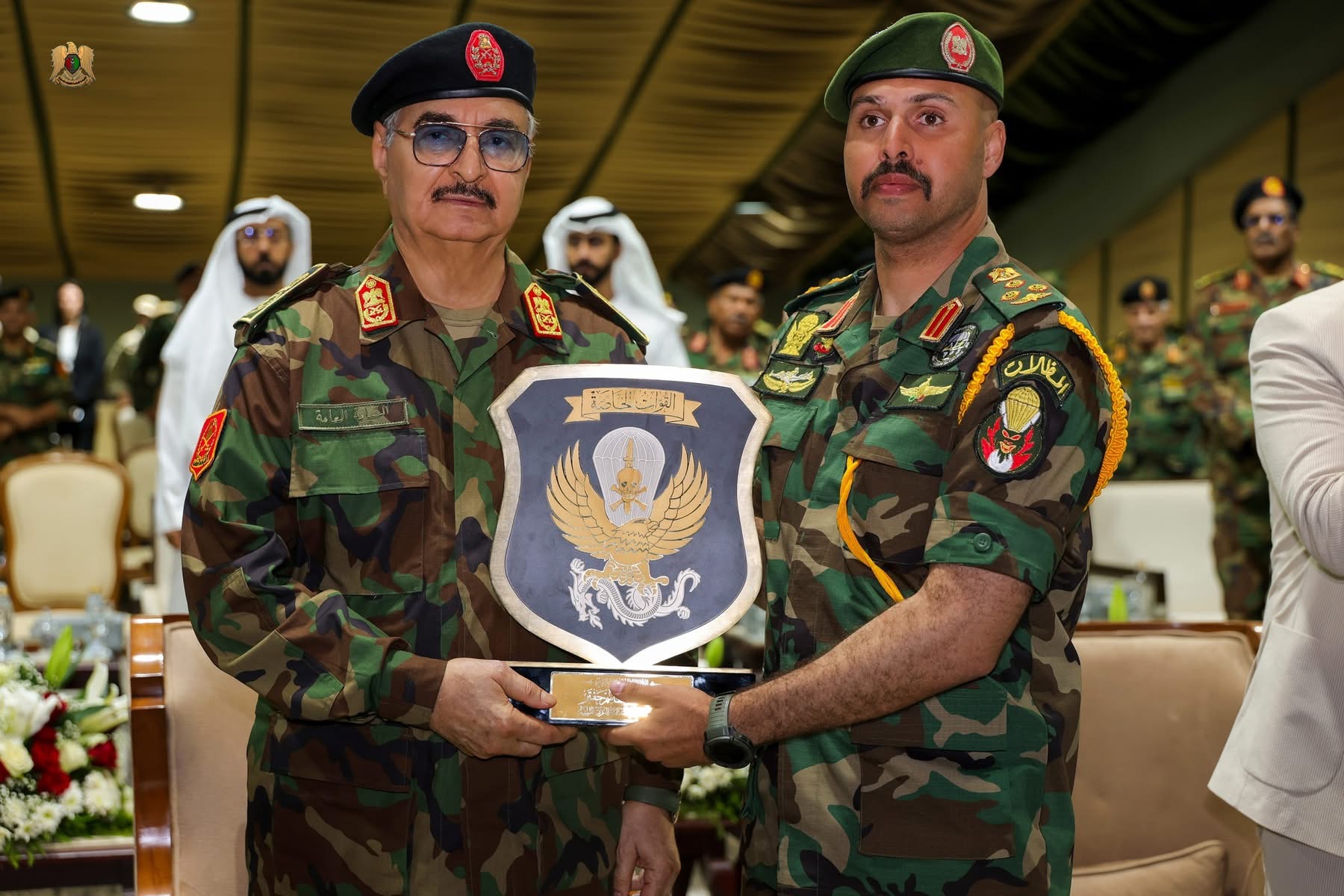 القائد العام للقوات المسلحة المشير اركان حرب خليفة حفتر ونائبه الفريق أول ركن صدام حفتر يشهدان عرضًا عسكريًا للقوات الخاصة ببنغازي إحياءً للذكرى الثانية عشرة لدخول القوات المسلحة المدينة