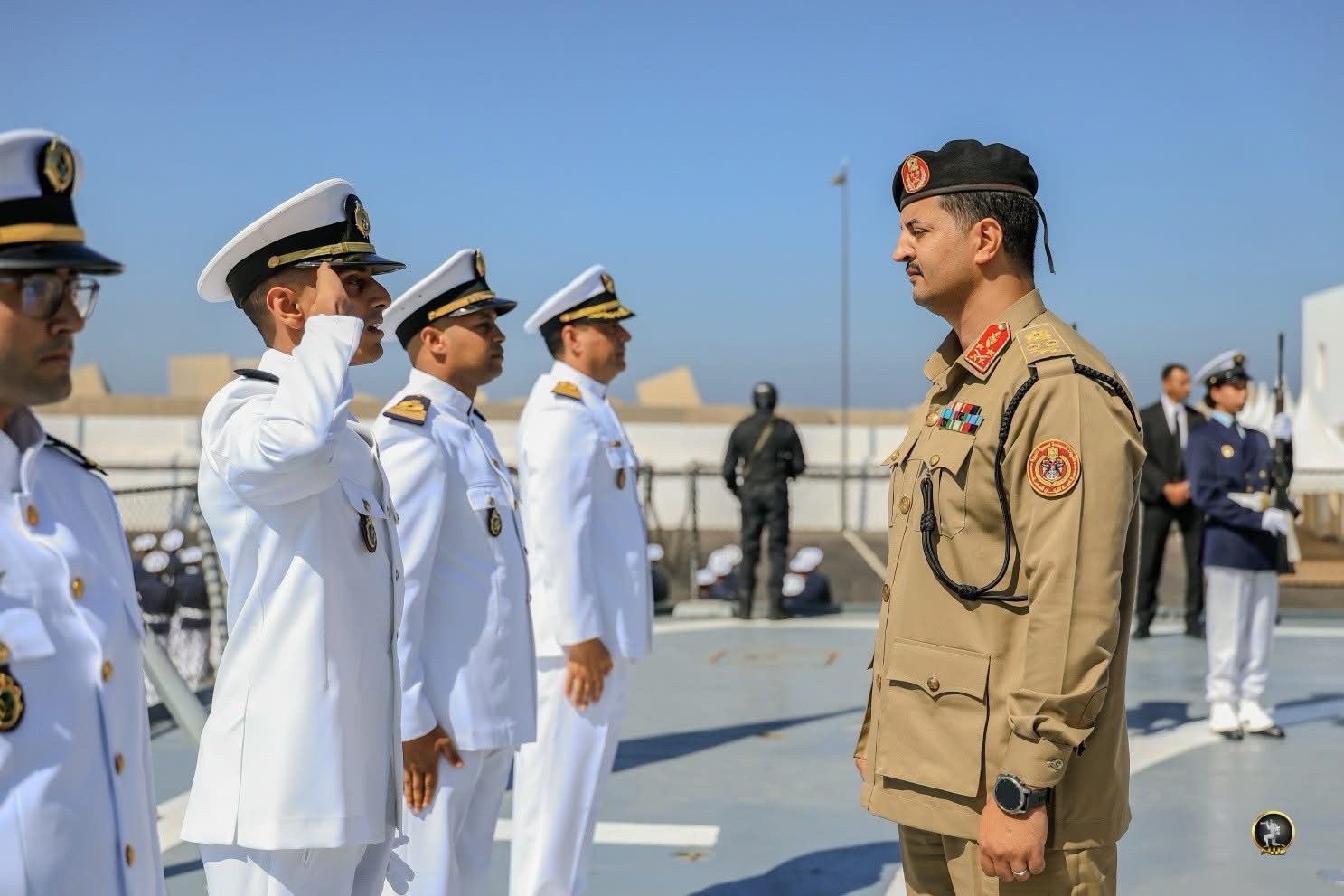 رئيس الأركان العامة للقوات المسلحة الفريق أول ركن خالد حفتر يزور المدرسة الملكية للقوات البحرية